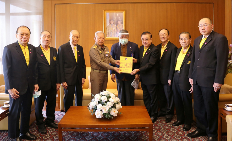 泰國潮州會館主席黃迨光一行拜訪泰國樞密院主席素拉育上將並呈獻抗疫物資